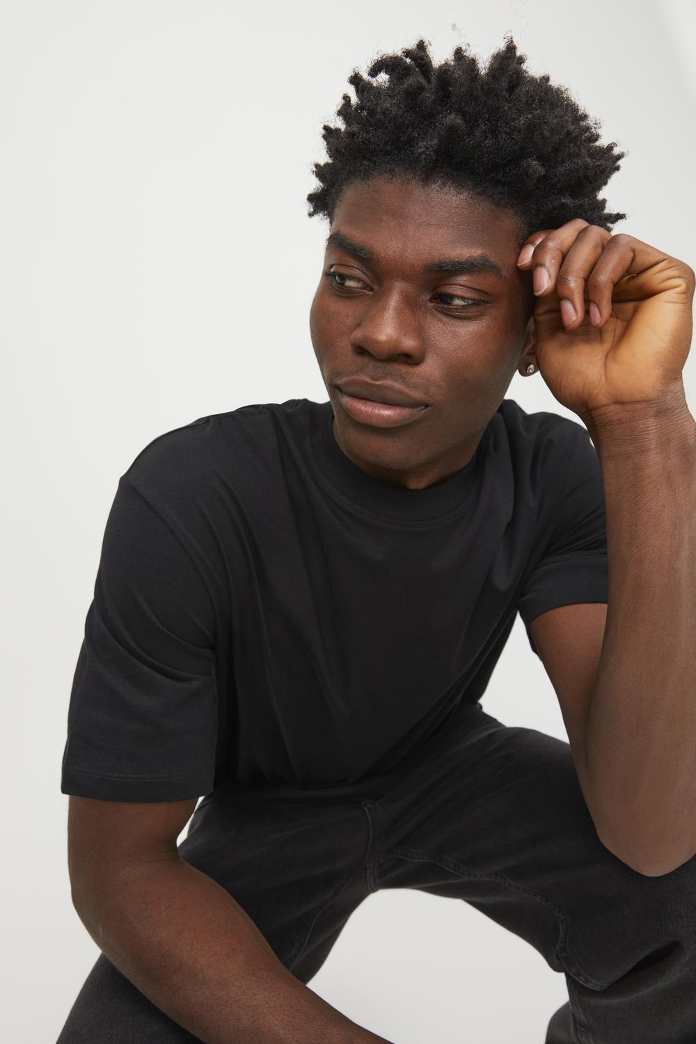 model_shot-creative