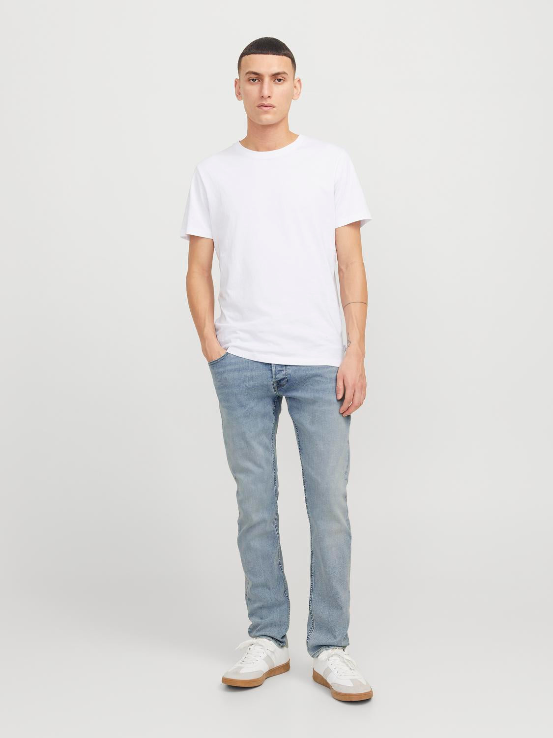 model_shot-front_full