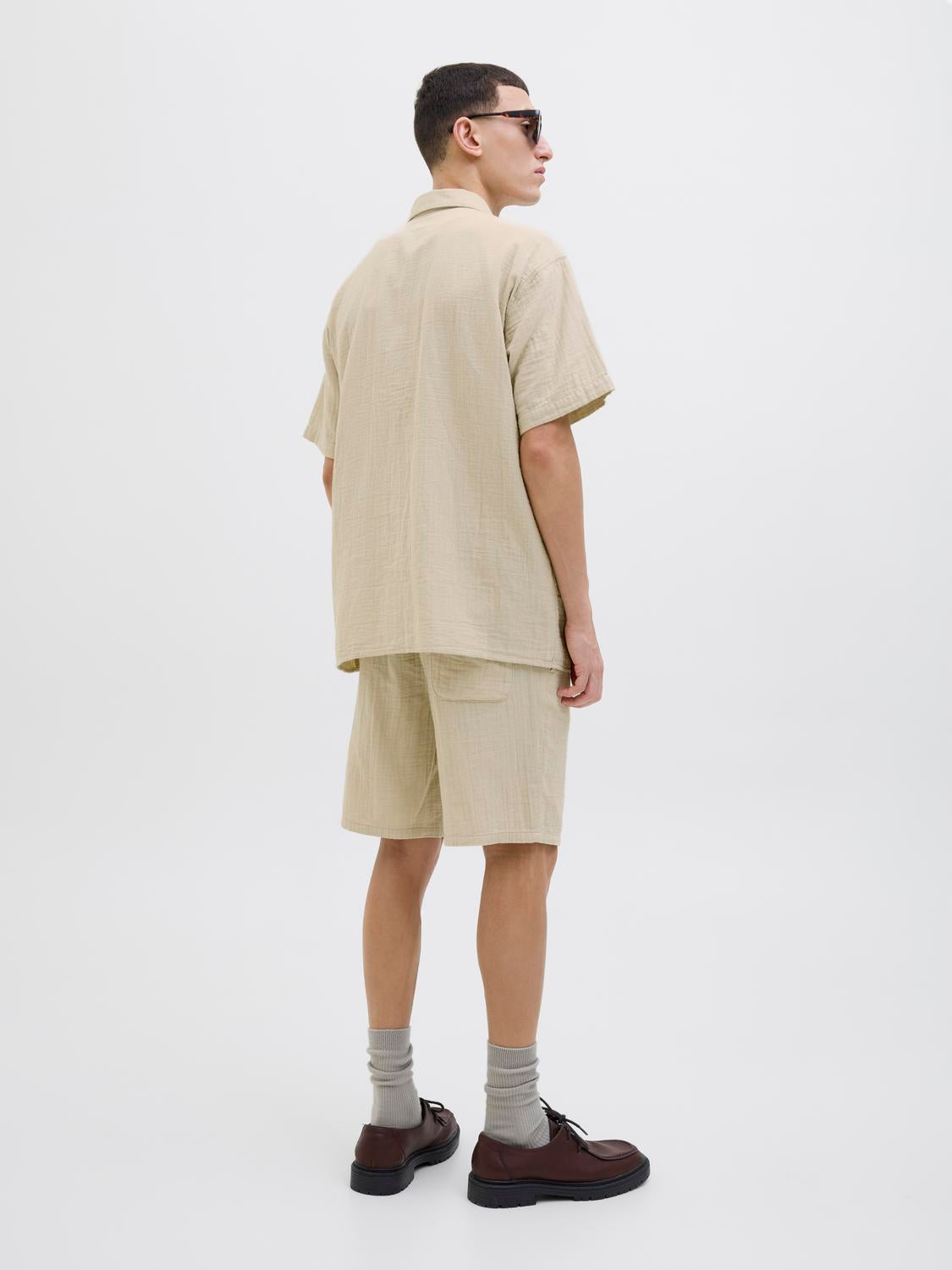 model_shot-back