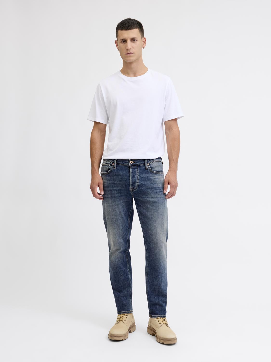 model_shot-front_full