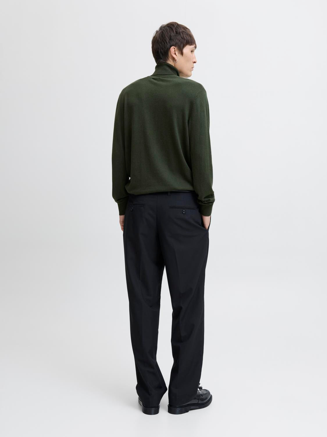 model_shot-back