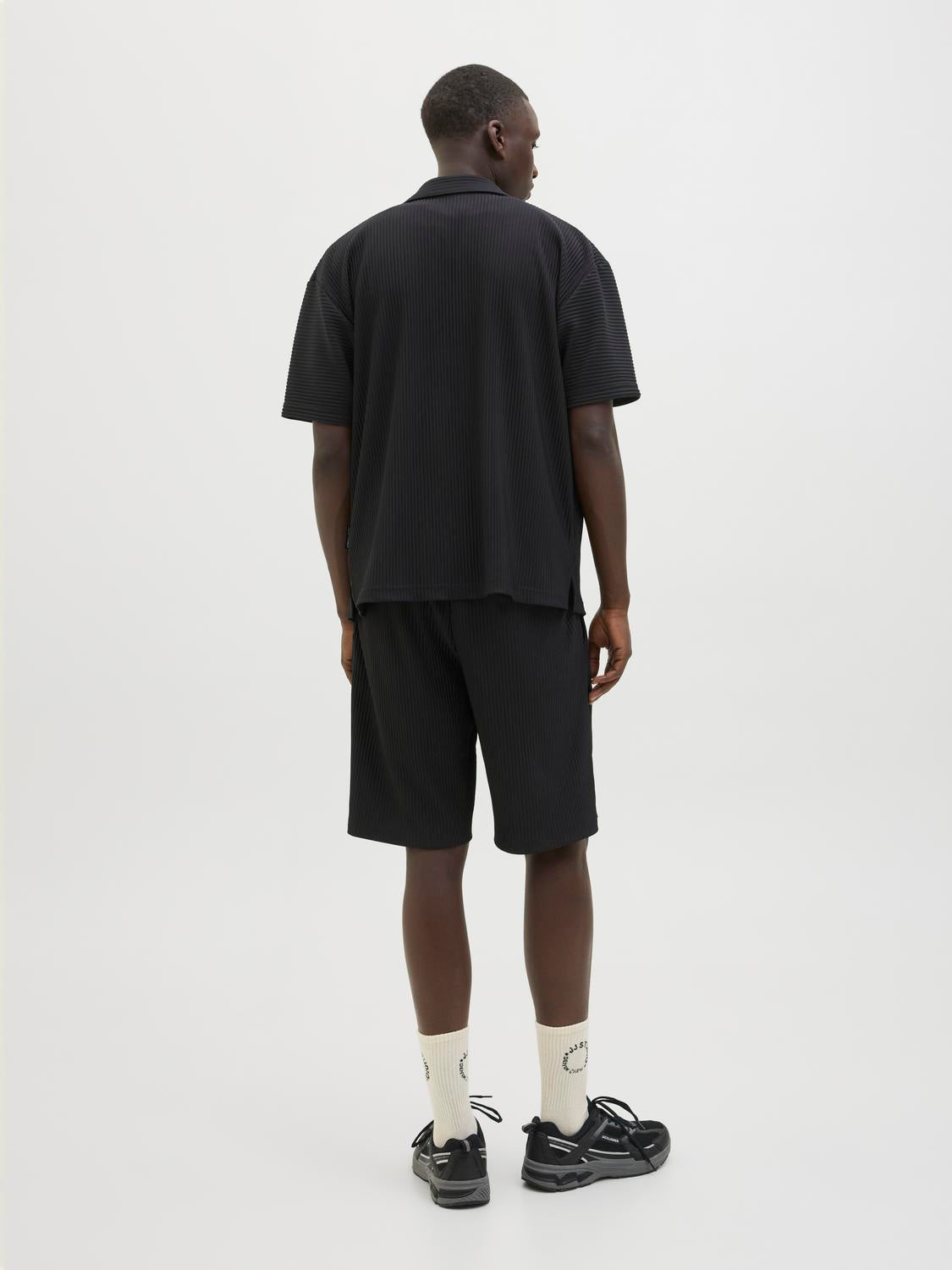 model_shot-back