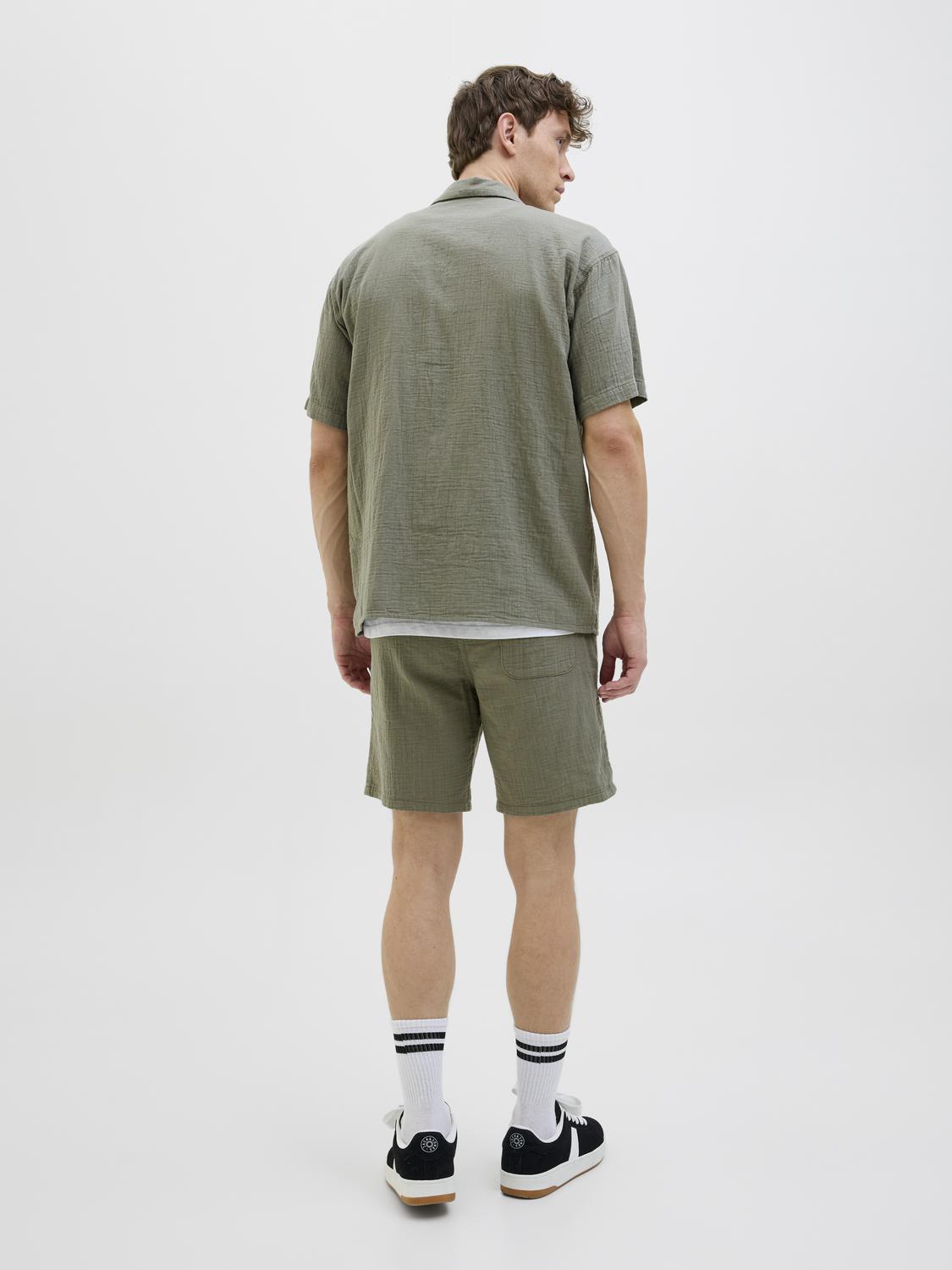 model_shot-back