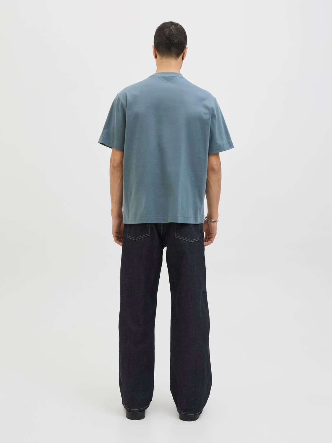 model_shot-back
