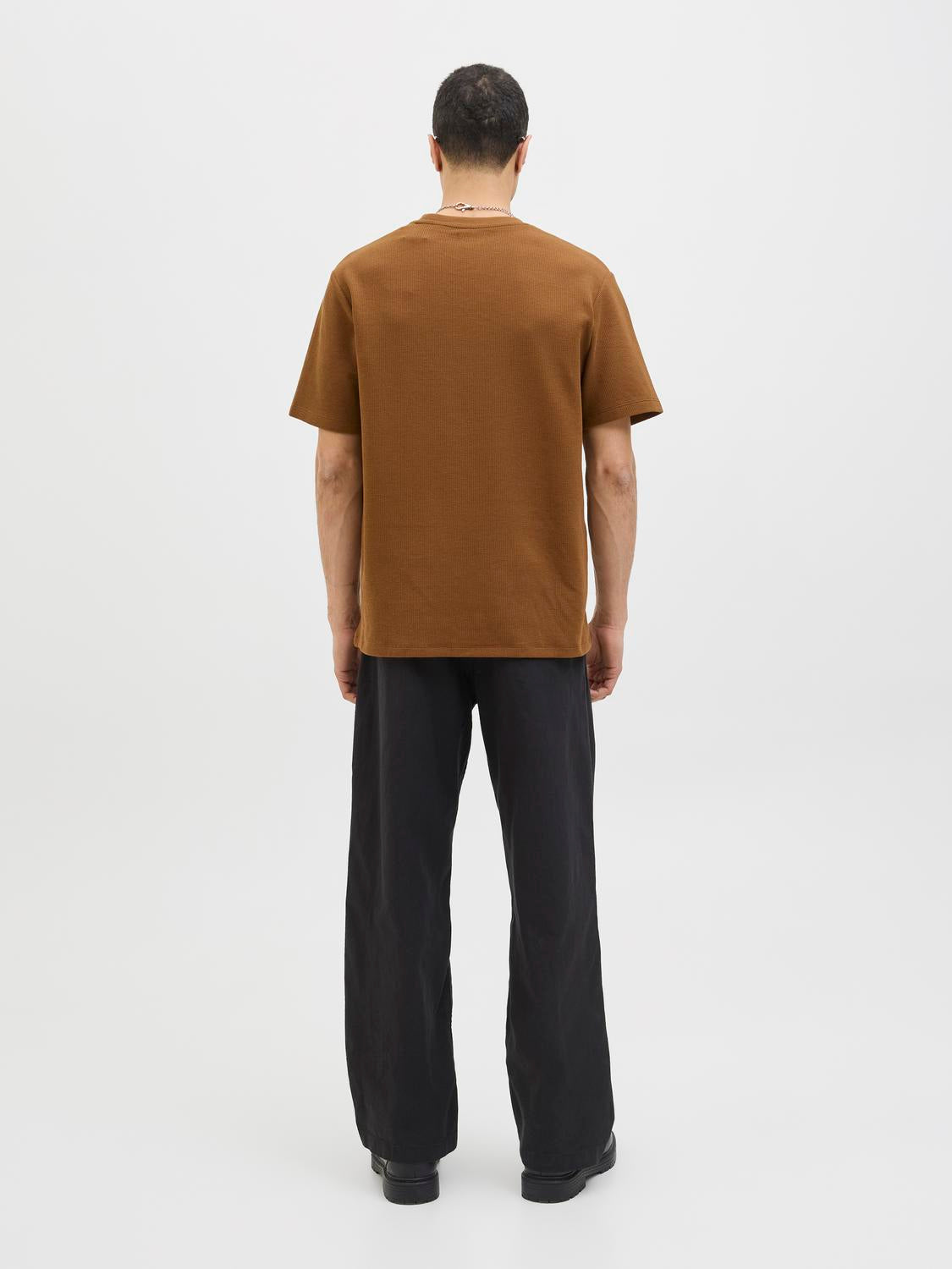 model_shot-back