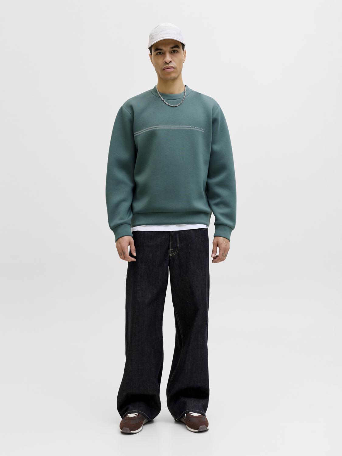 model_shot-front_full