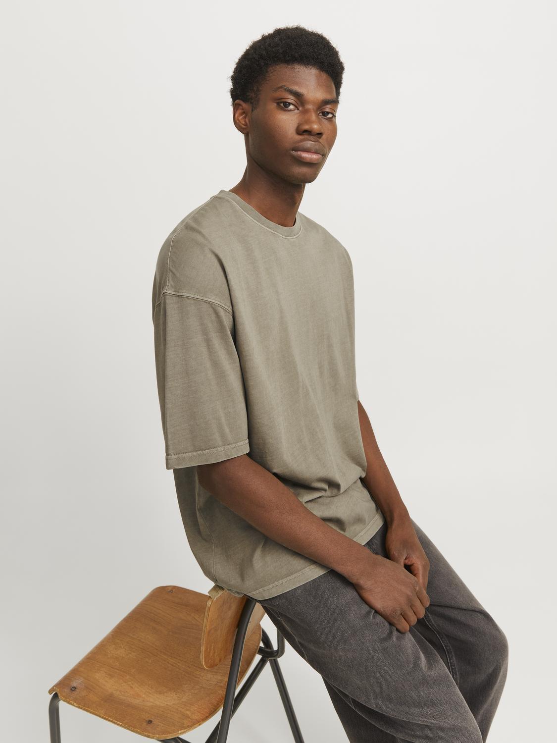 model_shot-creative