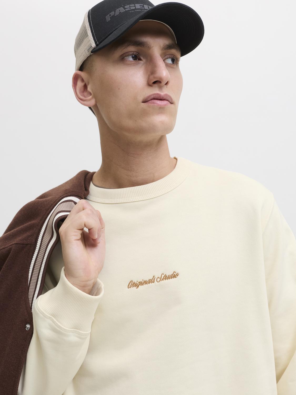 model_shot-creative