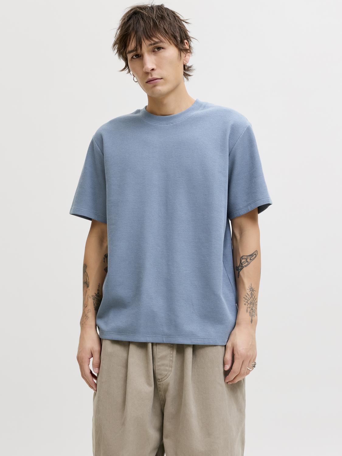 model_shot-front