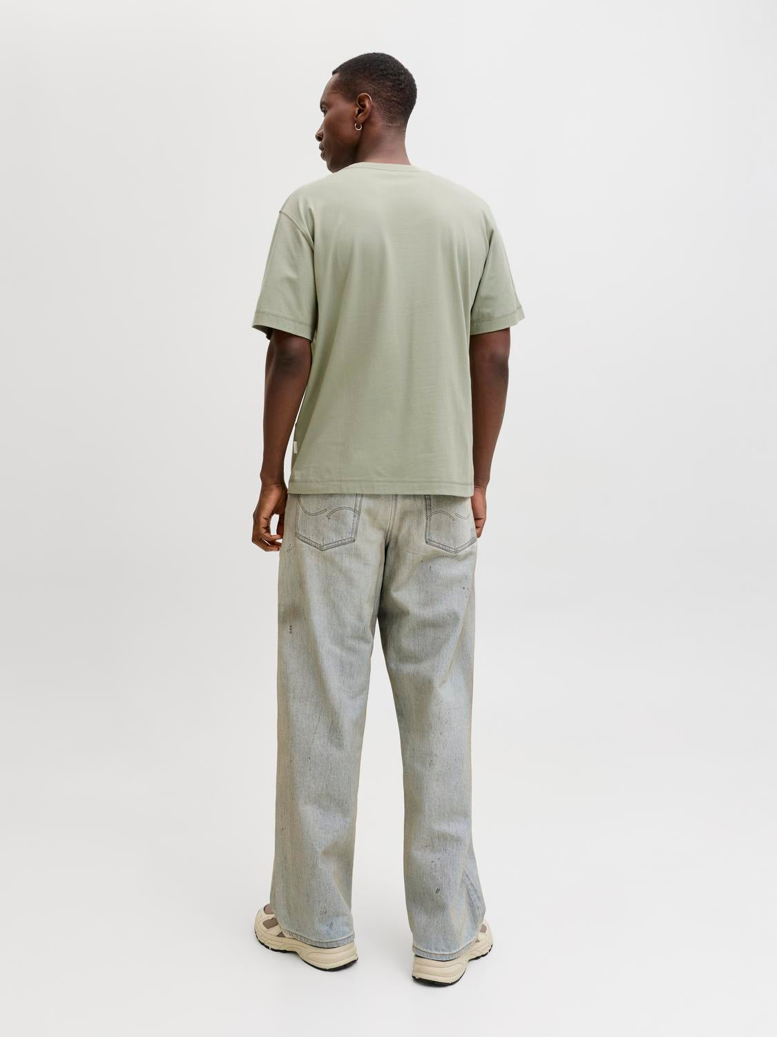 model_shot-back