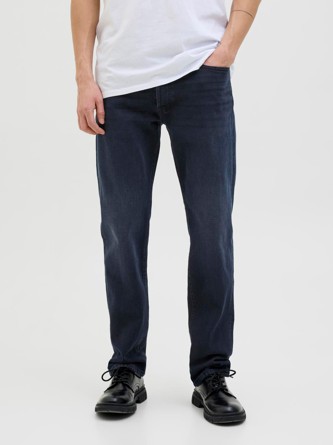 model_shot-front