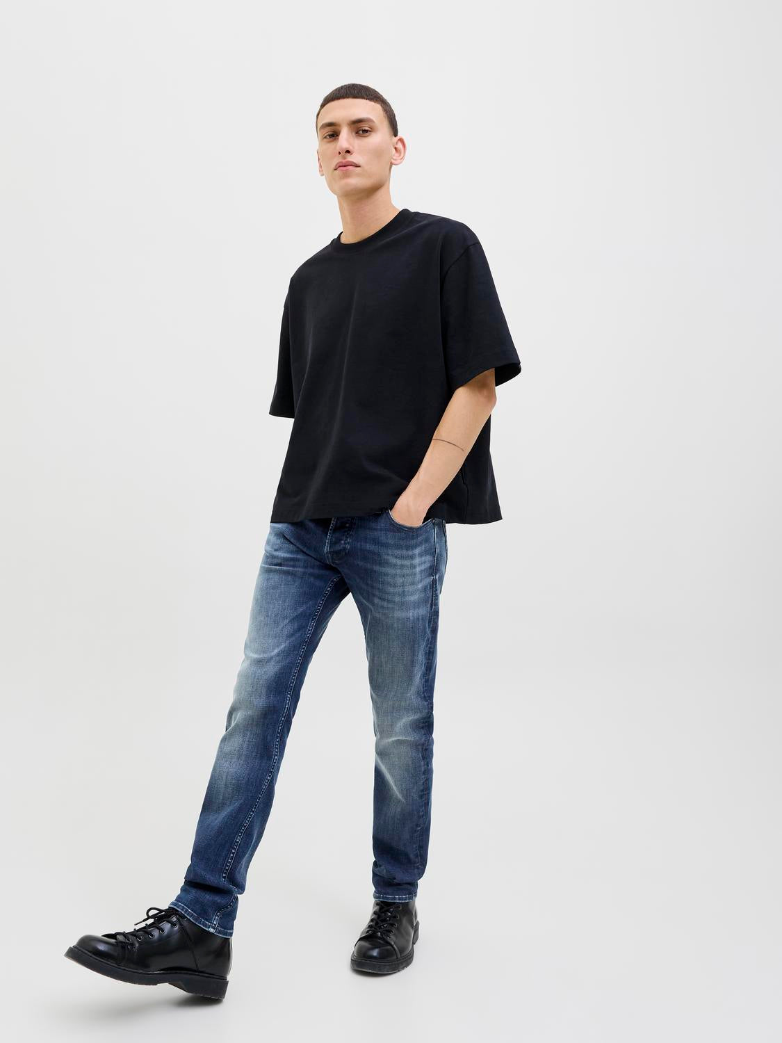 model_shot-creative